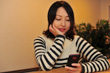 電話かける女性